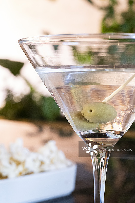 马提尼杯中配橄榄的美味马提尼——墨西哥特波斯特兰图片素材
