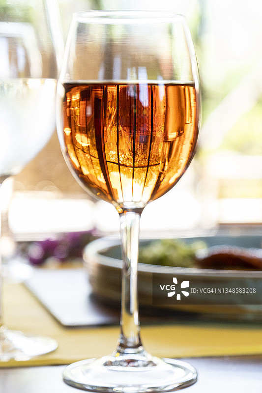 墨西哥餐厅中的美味玫瑰红酒杯图片素材