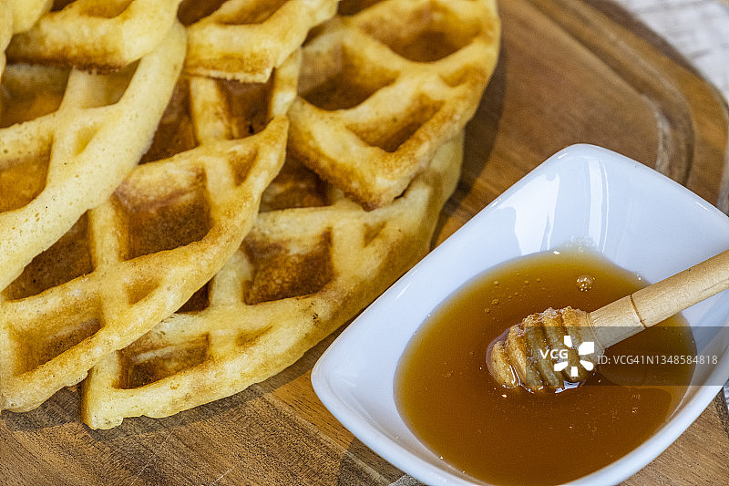 美味的华夫饼和蜂蜜早餐图片素材
