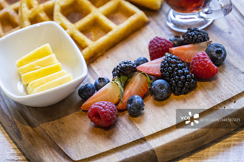 美味的比利时华夫饼和新鲜浆果早餐，配黄油——墨西哥特波斯特兰图片素材