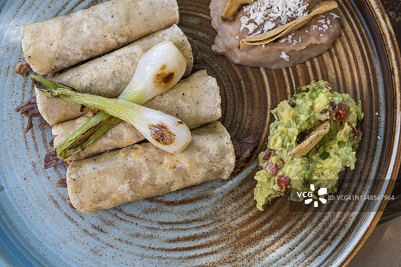 墨西哥牛肉塔可午餐（配莎莎酱和玉米片）图片素材