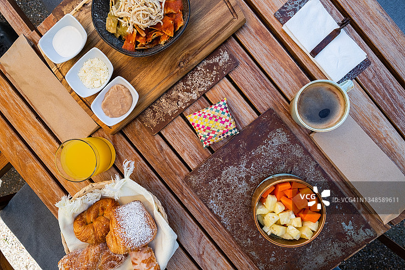 美味的墨西哥玉米片早餐，配鸡丝和辣椒酱，以及新鲜水果（墨西哥美食）图片素材