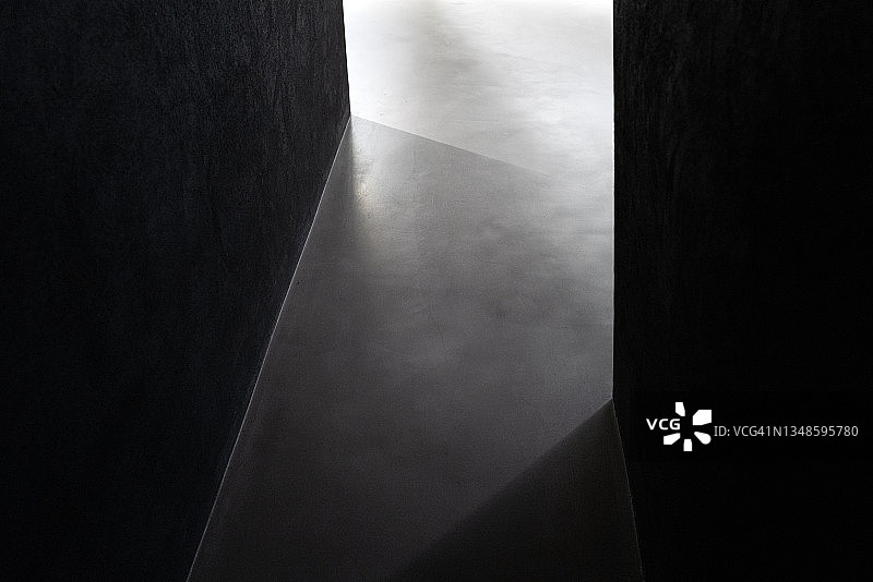 混凝土建筑入口处的高角度光效图片素材