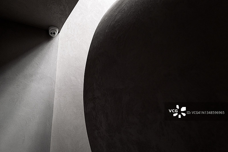 仰视视角下混凝土天花板上的网络摄像头图片素材
