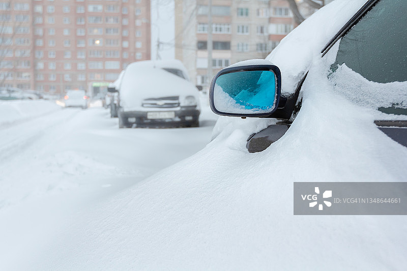 城市街道上的冬季暴风雪图片素材