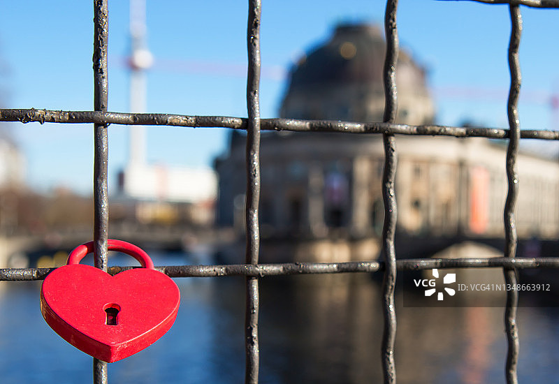 红色锁与柏林电视塔（德国）图片素材