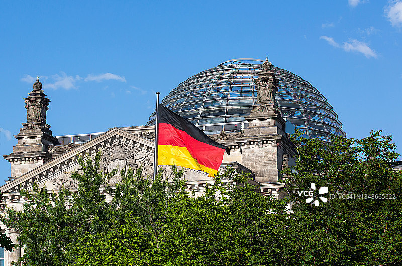 带有德国国旗的国会大厦穹顶（德国柏林）图片素材