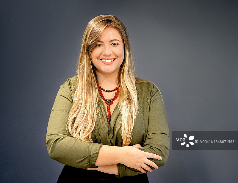 成功的年轻女商人肖像图片素材