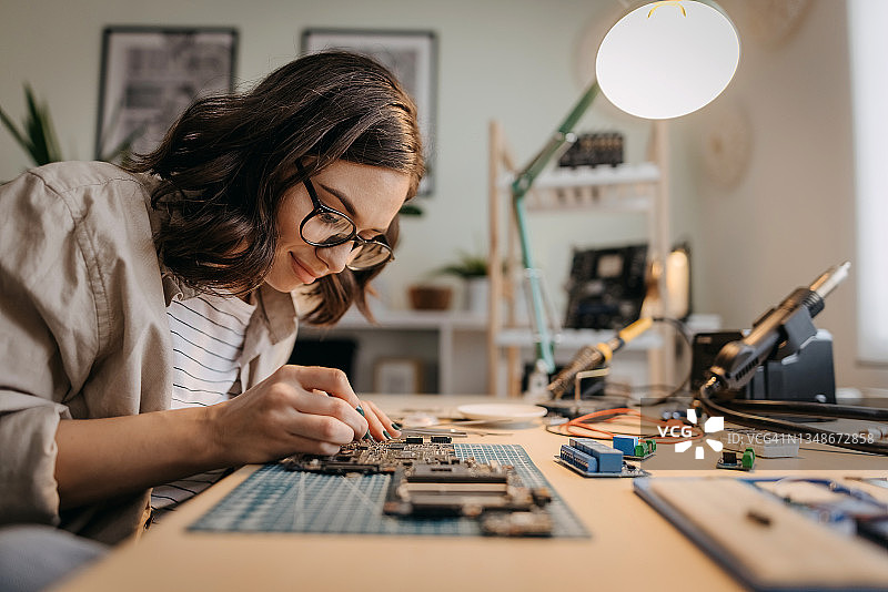 正在操作配电盘的女电工图片素材