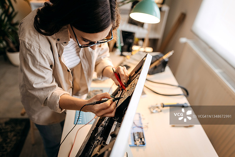 修理电脑的女工程师图片素材