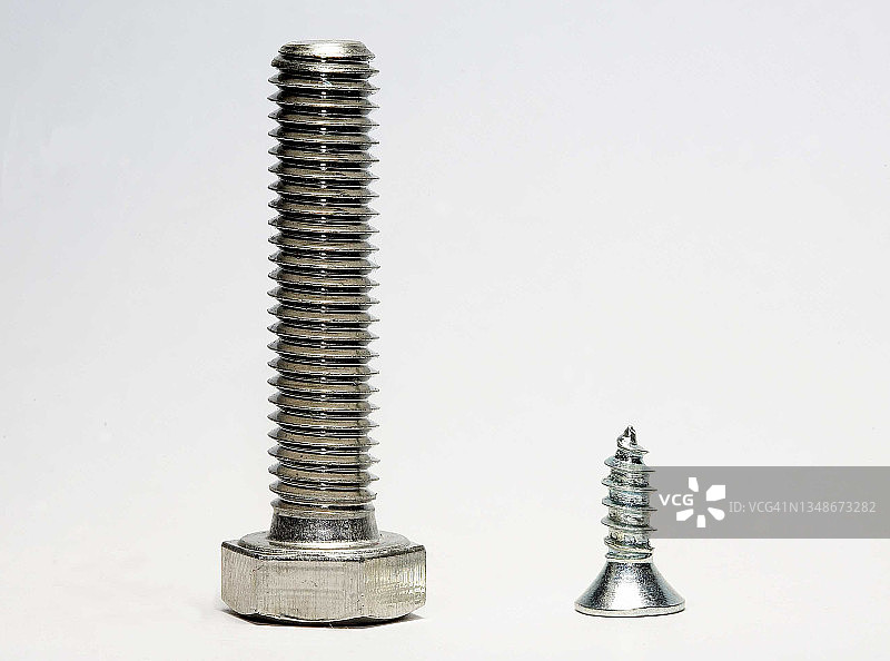 两颗螺丝钉图片素材