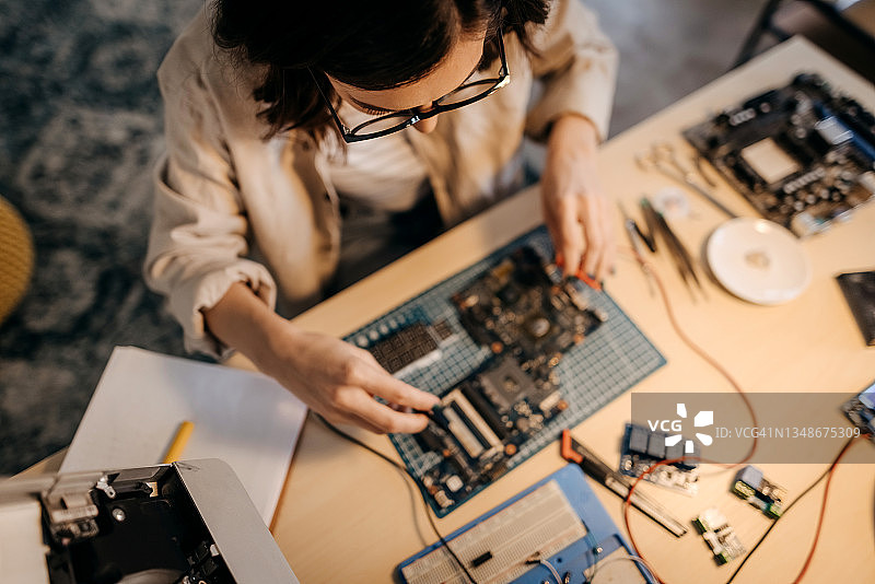 正在操作配电盘的女电工图片素材
