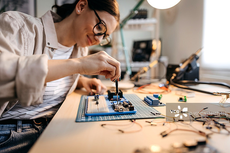 修理电脑的女工程师图片素材