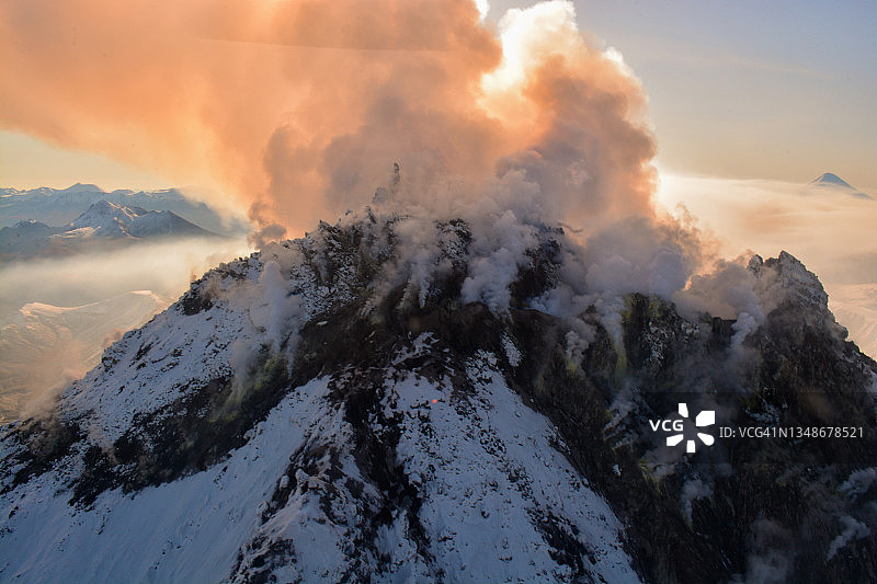 堪察加半岛基济缅火山喷发图片素材
