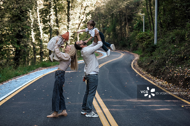 幸福的家庭绘画图片素材