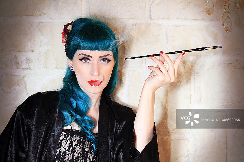 吸烟的复古女性图片素材