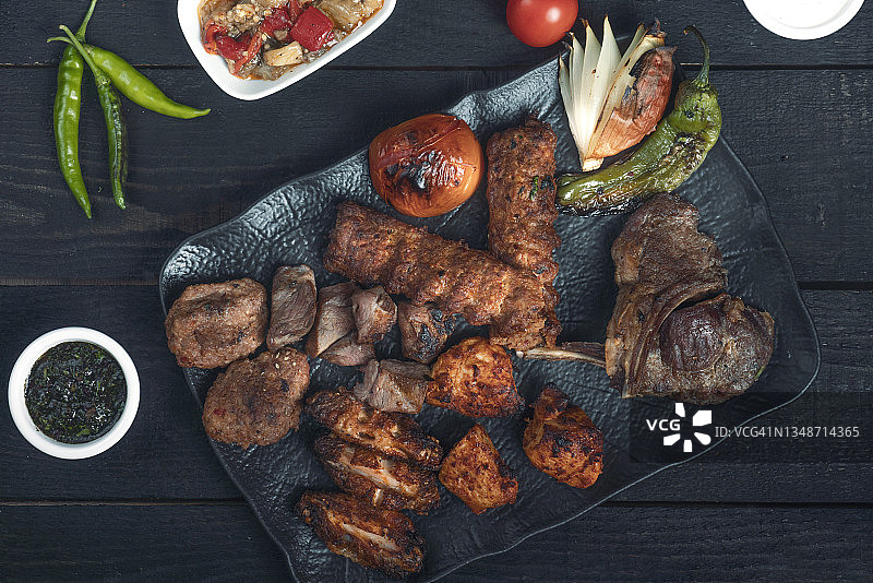 混合烤肉串黑色背景图片素材
