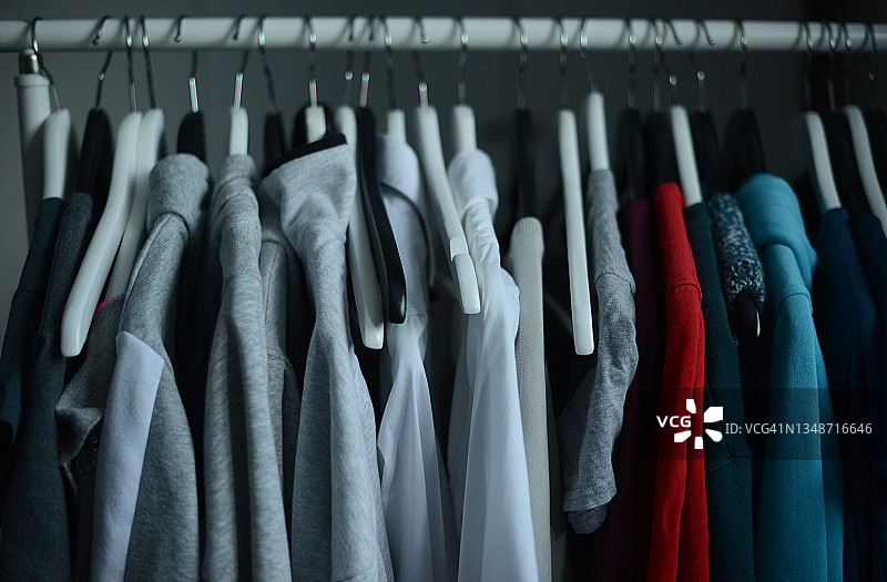 衣架上的休闲装和两个新冠口罩图片素材