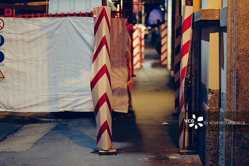 人行道和道路标志上的建筑物维护结构图片素材