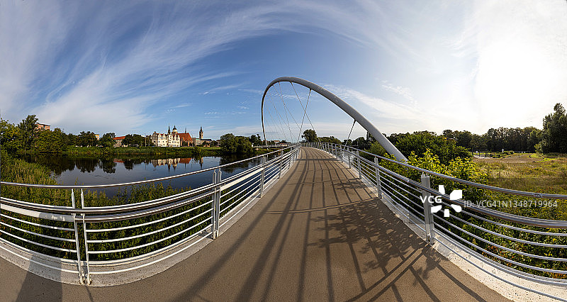 德绍全景 - 具有历史天际线的现代桥梁（萨克森-安哈尔特州，德国）图片素材