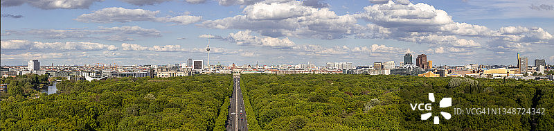 柏林天际线全景：勃兰登堡门与电视塔图片素材