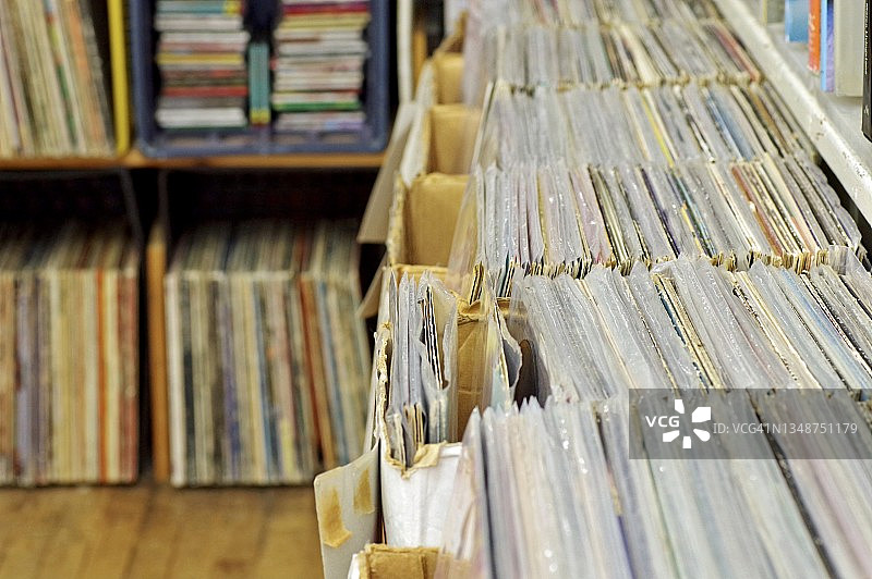 堆叠的黑胶唱片专辑图片素材