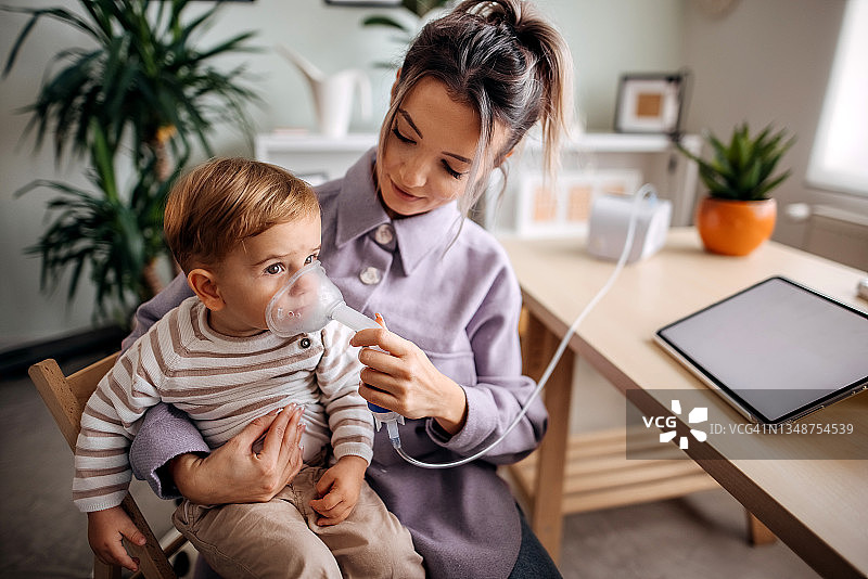 小男孩在家吸入药物图片素材