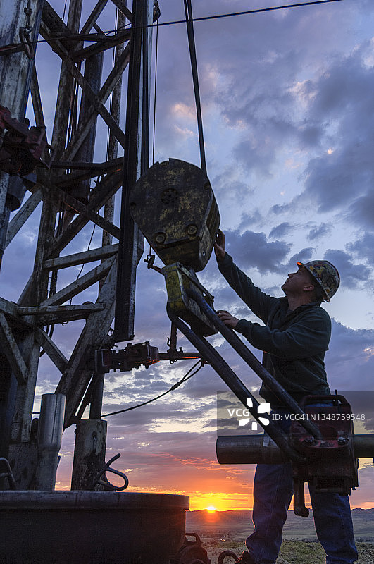 油田工人与钻井平台图片素材