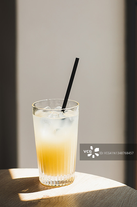 咖啡馆生活方式与夏日氛围：以新鲜有机水果制成的冰饮特写，天然健康，餐厅美食饮品图片素材