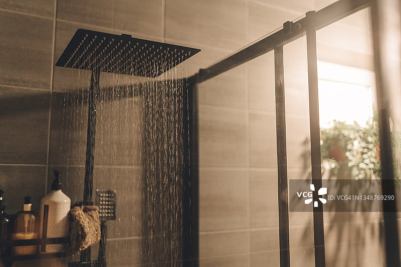 浴室内部淋浴流水的特写图片素材