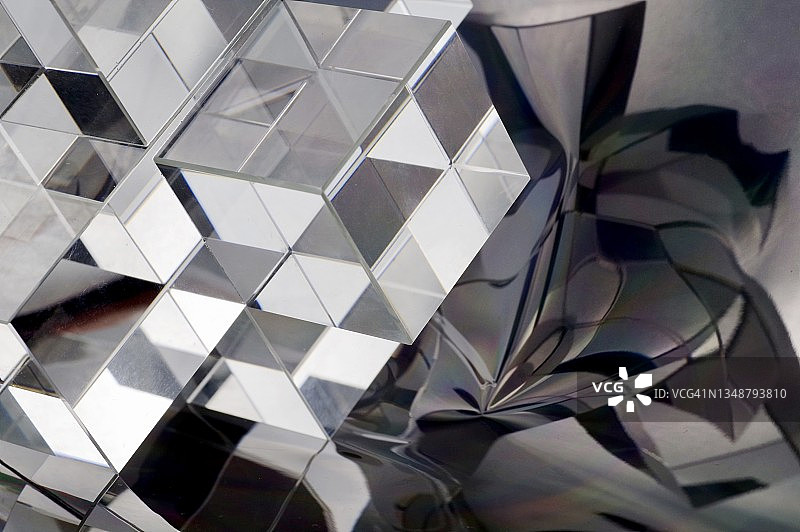 玻璃立方体的光学艺术图片素材