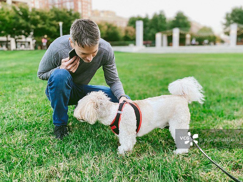 男子户外与狗互动图片素材