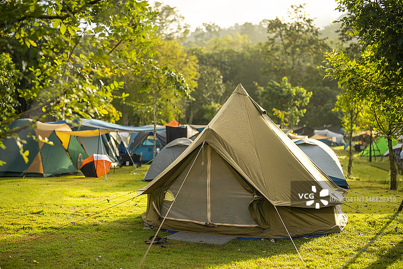 露营区，清晨，美丽的自然风光图片素材