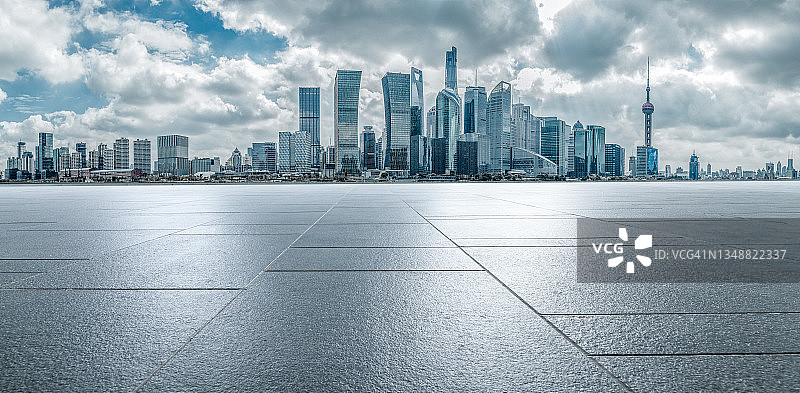 上海城市天际线前的空旷停车场汽车广告背板图片素材