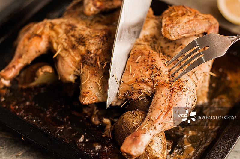 烤盘上的烤全鸡静物图片素材