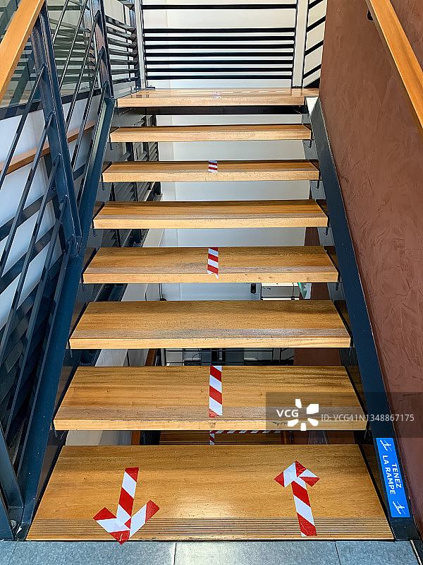 新冠疫情后的楼梯和新指示图片素材