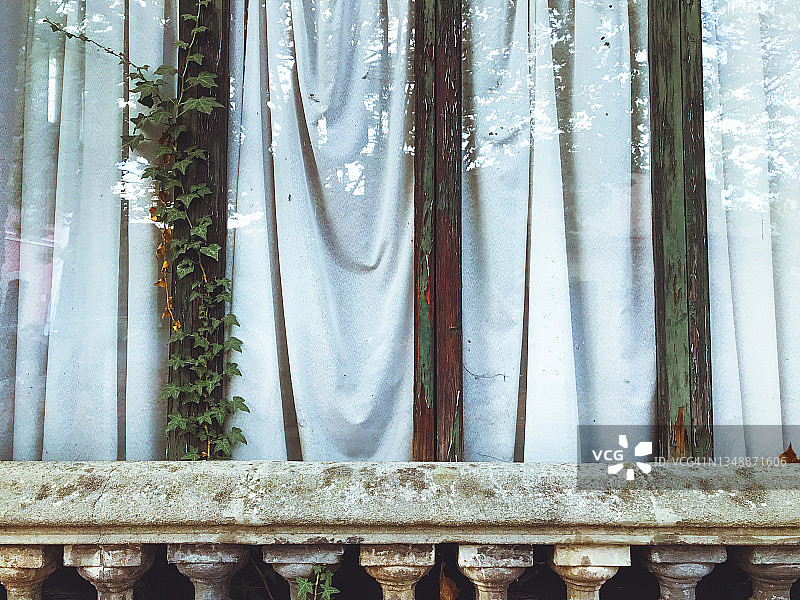 废弃建筑带阳台的窗户特写图片素材