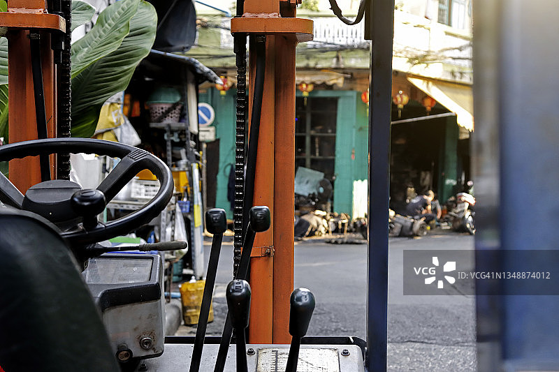 仓库中的叉车牵引车装载机：公路货运行业交付、运输仓库物流运输图片素材