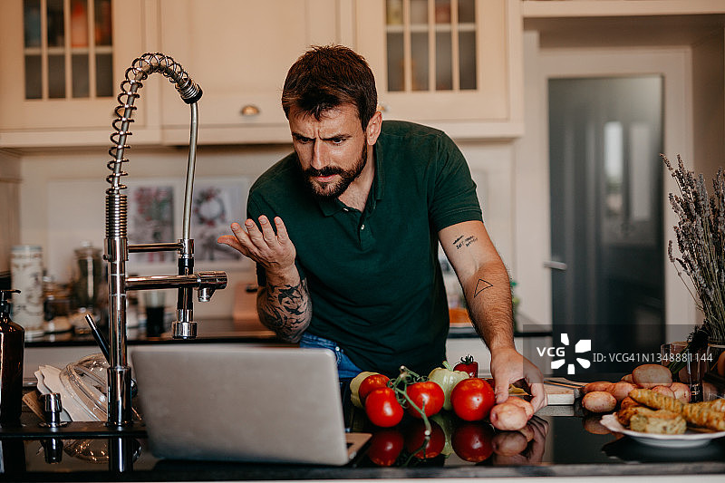 第一次上在线烹饪课感到紧张图片素材