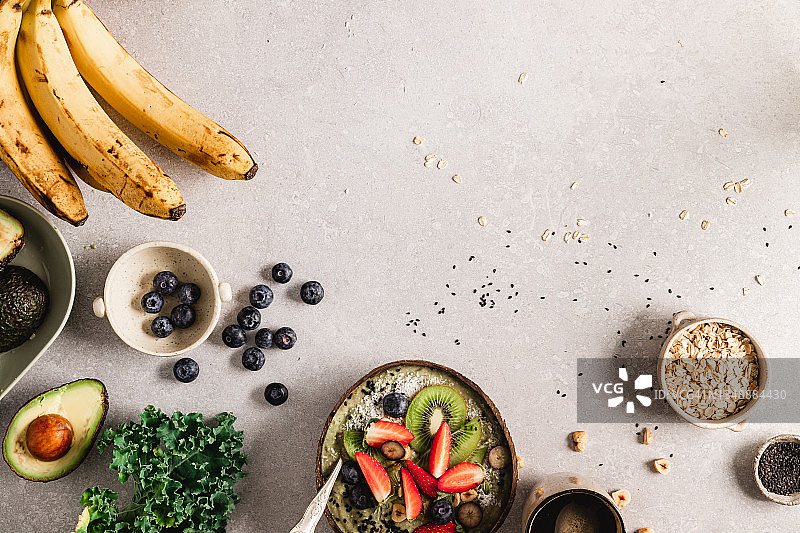 健康思慕雪碗和配料在厨房台面图片素材