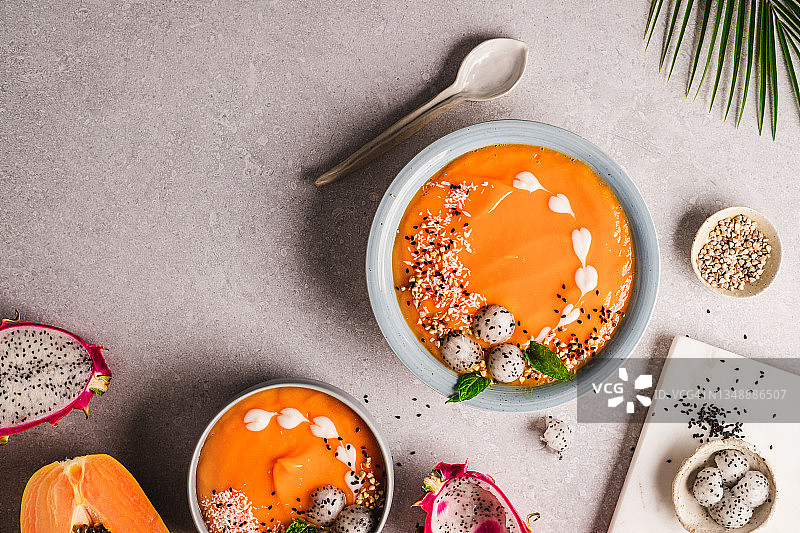 厨房里健康的鲜果冰沙碗图片素材