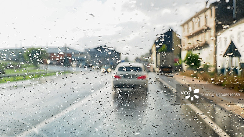 汽车第一视角：雨中城市街道驾驶图片素材