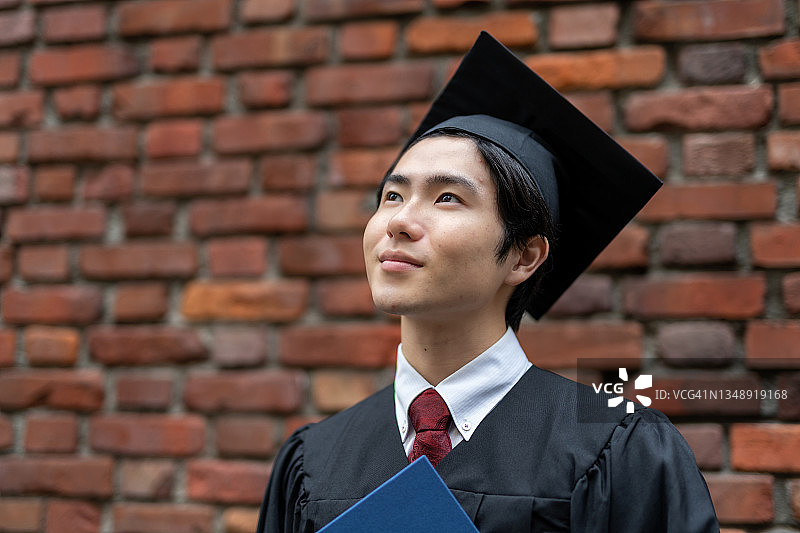 男大学生毕业日肖像图片素材