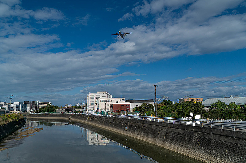 飞机飞越日本福冈市图片素材