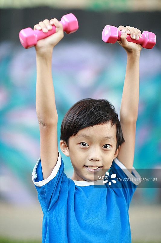 举哑铃的男孩图片素材