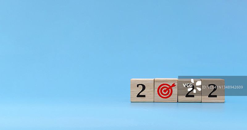 新年目标：木块上的数字与飞镖靶，从2021到2022，新年祝贺与目标计划概念图片素材