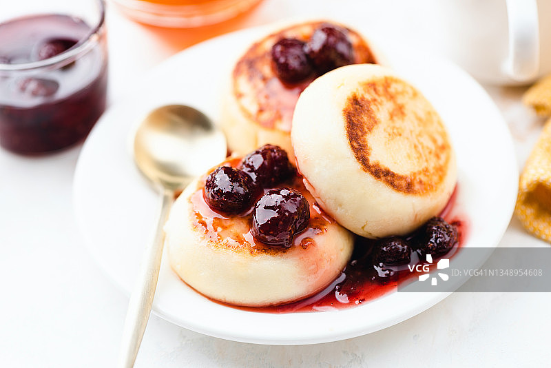 俄式奶酪煎饼配草莓酱图片素材