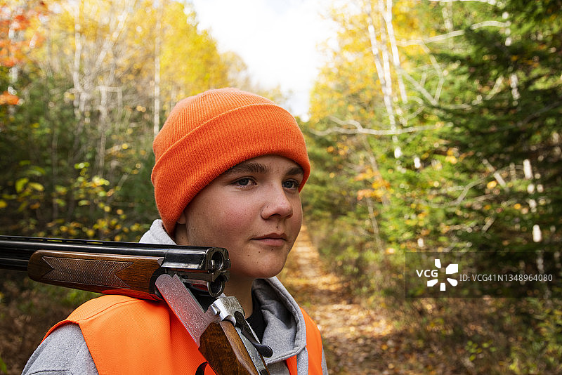 秋天树林里的年轻猎人图片素材