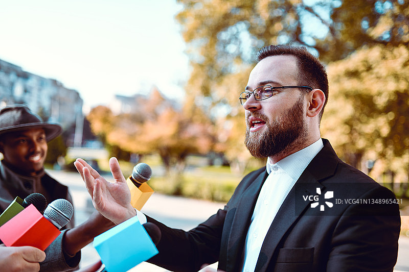 向媒体解释时局的政治家图片素材