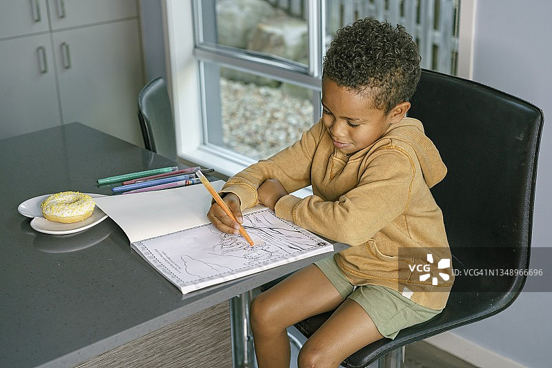 可爱的小男孩在涂色图片素材